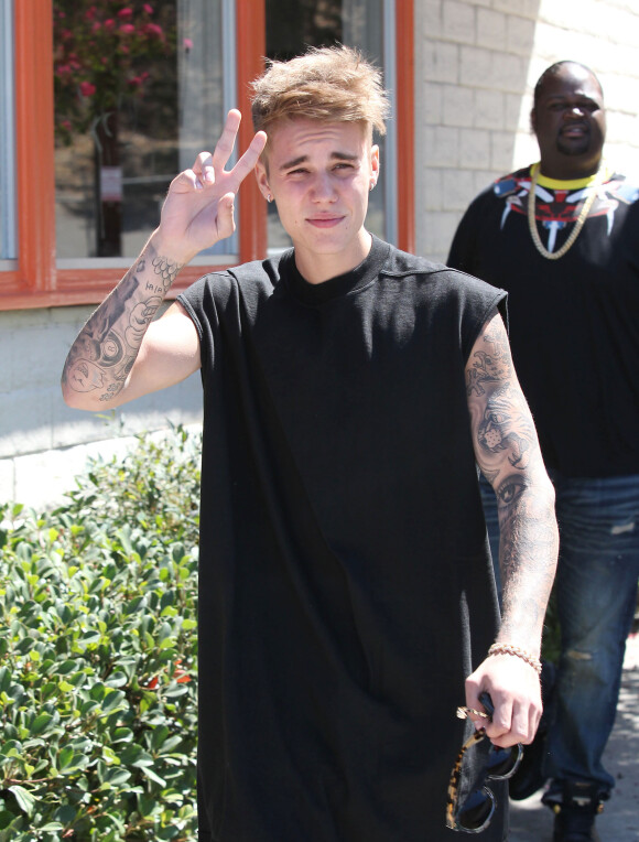 Justin Bieber é preso depois de bater em van de paparazzo (2 de agosto de 2014)