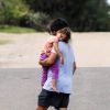 Gael García Bernal carrega a filha, Libertad, de 3 anos, no colo