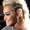 Rita Ora usou joias da grife Vashi Dominguez. As peças incluem um pulseira de diamantes e esmeralda de 50 quilates, um anel de diamante de 10 quilates e um par de brincos de diamantes de 15 quilates
