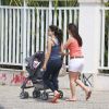 Vanessa Giácomo passeou com uma amiga pela orla da Barra da Tijuca, na Zona Oeste do Rio, nesta quarta-feira, 3 de setembro de 2014. Grávida de quatro meses de sua primeira menina, a atriz exibiu orgulhosa sua barriguinha