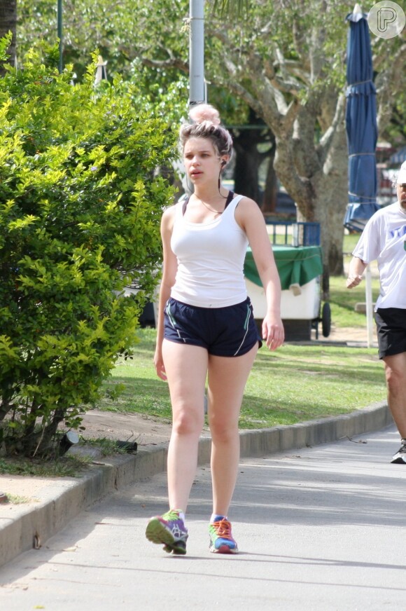 Bruna Linzmeyer exibe boa forma durante caminhada, no Rio