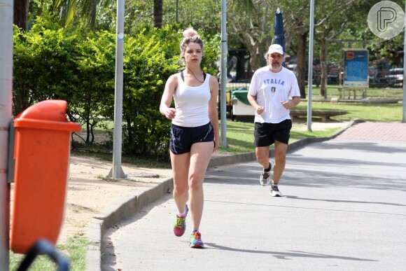 Bruna Linzmeyer corre na Lagoa Rodrigo de Freitas, no Rio, para manter a forma