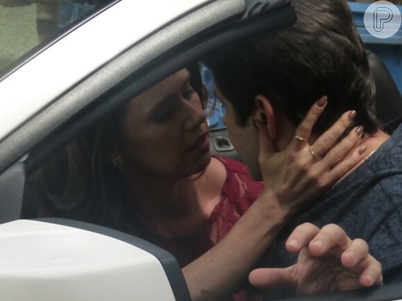 Verônica (Taís Araújo) vê Jonas (Murilo Benício) trocando carícias com Sandra (Susana Ribeiro), em 'Geração Brasil'