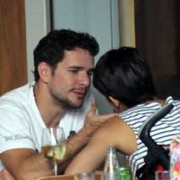 Sophie Charlotte e Daniel de Oliveira namoram e se divertem em almoço no Rio