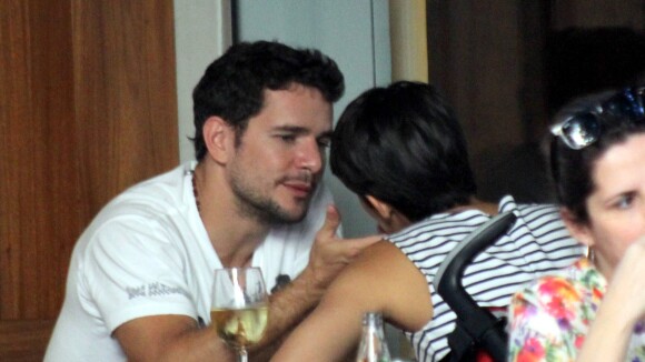 Sophie Charlotte e Daniel de Oliveira namoram e se divertem em almoço no Rio