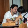 O casal, Sophie Charlotte e Daniel de Oliveira, riu muito durante o almoço no Rio