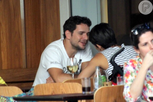 O casal, Sophie Charlotte e Daniel de Oliveira, riu muito durante o almoço no Rio