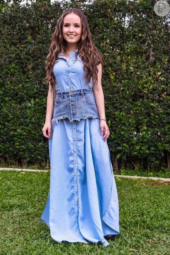 Larissa Manoela chamou atenção ao usar vestido longo azul claro com minissaia jeans como sobreposição