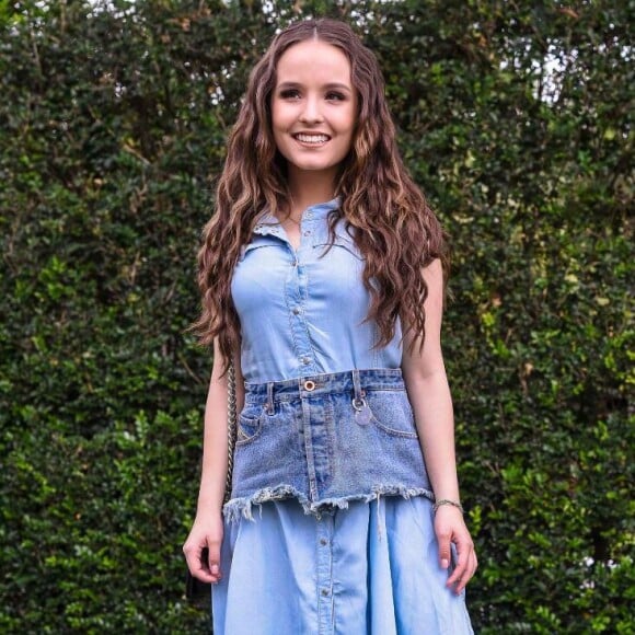 Larissa Manoela chamou atenção ao usar vestido longo azul claro com minissaia jeans como sobreposição