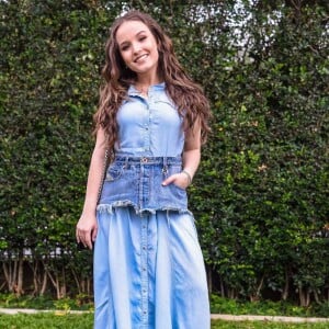 Larissa Manoela comenta novidade de estrelar série da Netflix: 'Para mim, significa um passo para fora, e estou preparada para encarar os desafios, como a diferença da língua'