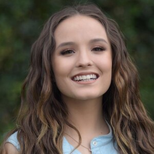 Larissa Manoela apostou em maquiagem com tons terrosos