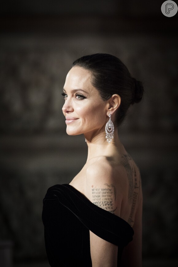 Angelia Jolie colocou as coordenadas do nascimento dos filhos no lugar da tatuagem para o ex