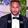 Neymar encontrou a ex-BBB Angela Munhoz, a modelo Dani Sachetti e o amigo Gil Cebola em Paris e afastou os rumores de affair