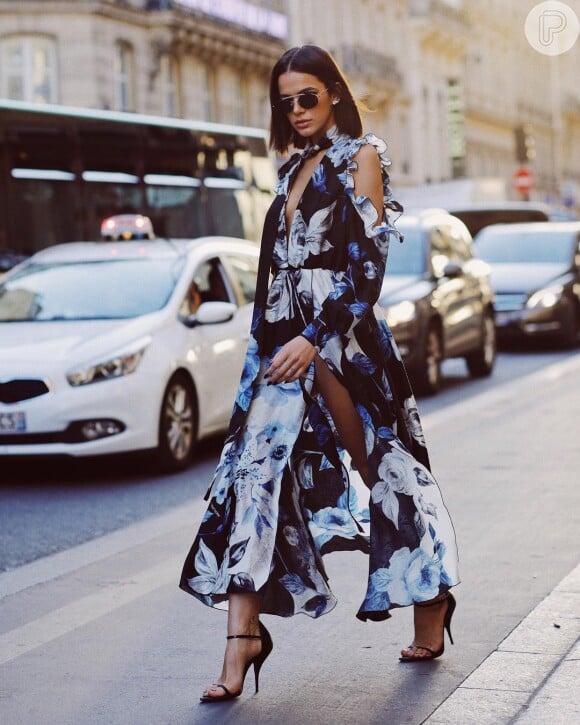 Bruna Marquezine desfilou com o vestido Off-White pela Semana de Moda de Paris em setembro