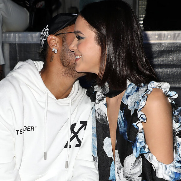 Bruna Marquezine elegeu o vestido para conferir desfiles da Semana de Moda de Paris com Neymar