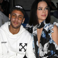 Bruna Marquezine doa vestido usado com Neymar em Paris para bazar. Saiba mais!