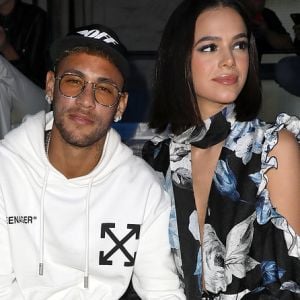 Bruna Marquezine doou o vestido Off-White usado com Neymar para o bazar de Preta Gil