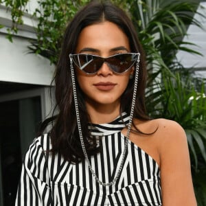 O vestido Self-Portrait usado por Bruna Marquezine em Cannes é avaliado em R$ 1,1 mil