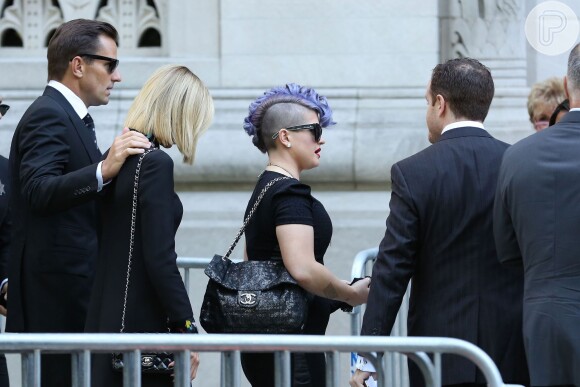 Kelly Osbourne, que fazia parte do elenco do programa de Joan Rivers no canal E!, vai ao funeral de Joan Rivers em Nova York