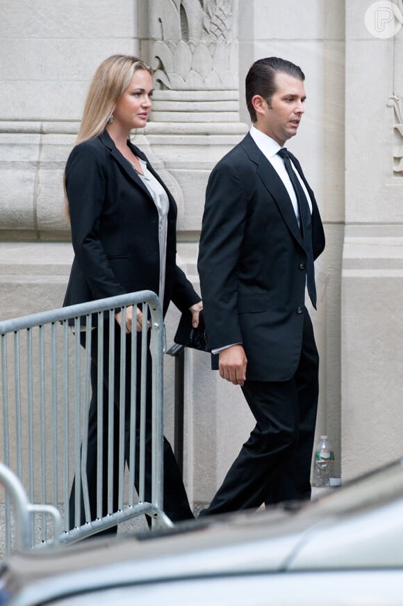 Filho do magnata Donald Trump chega ao de Joan Rivers em Nova York ao lado da mulher,  Vanessa Trump