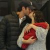 Isis Valverde e André Resende trocaram beijos ao deixarem a maternidade com o filho, Rael