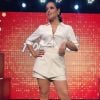 Para apresentar programa, Thais Fersoza aposta em camisa decotada com short-saia off-white
