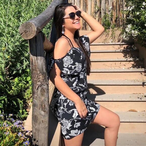 Para dias de praia, Thais Fersoza aposta em vestidos curtos e leves. Óculos de sol não podem faltar em sua produção