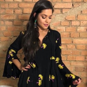 Thais Fersoza aposta em produções fluídas e confortáveis, como este vestido com manga flare estampado da marca Max Mara