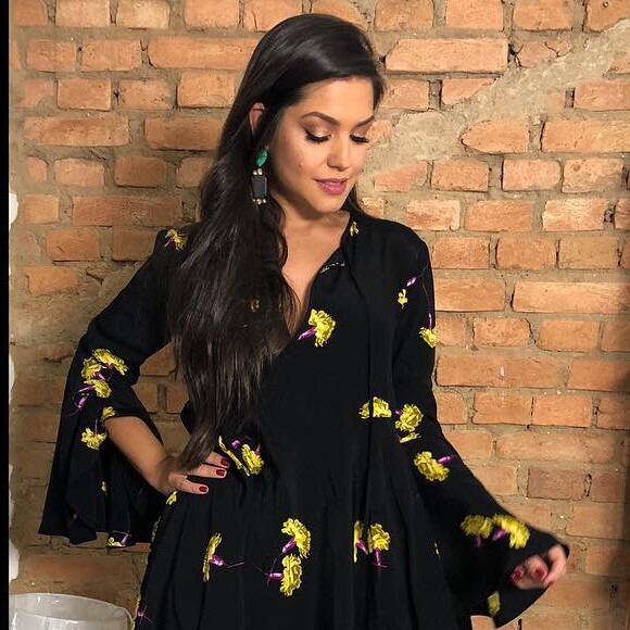 Thais Fersoza aposta em produções fluídas e confortáveis, como este vestido com manga flare estampado da marca Max Mara