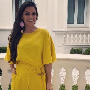 Thais Fersoza usa macacão com manga midi amarelo e maxibrinco colorido: 'A ideia era ficar folgadinho. Me achei magra nesse look'