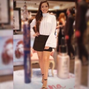 Para evento, Thais Fersoza apostou em blusa com manga flare e short saia de alfaiataria