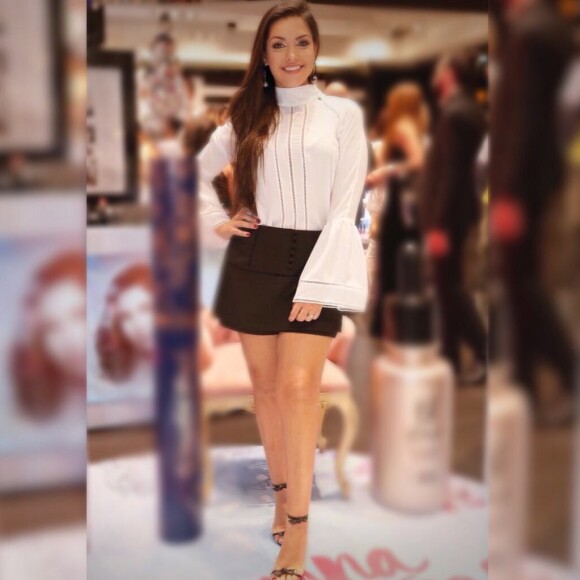 Para evento, Thais Fersoza apostou em blusa com manga flare e short saia de alfaiataria