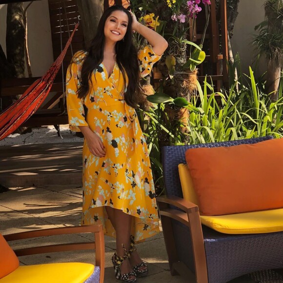 Thais Fersoza usa vestido mullet e mistura estampa da peça com sandália de xadrez