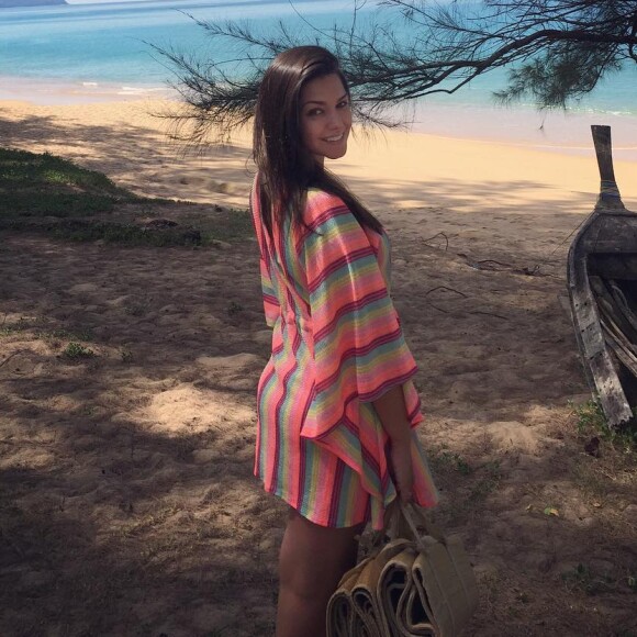 Thais Fersoza também aposta em peças vibrantes para ir à praia, como essa saída da marca de luxo Doux Brazil. Para guardar seus itens e acessórios, a atriz aposta em bolsa de palha