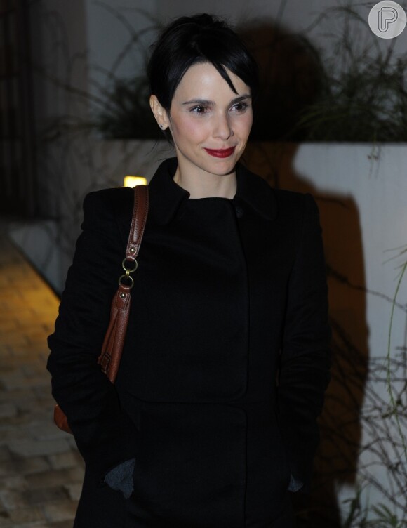 Débora Falabella também ficou com os cabelos pretos em agosto de 2013 quanto estava em cartaz com uma peça de teatro