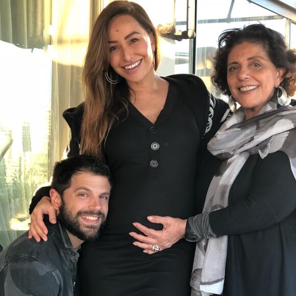 Leda Nagle, sogra de Sabrina Sato, postou uma foto com a neta, Zoe, no colo. Veja abaixo!