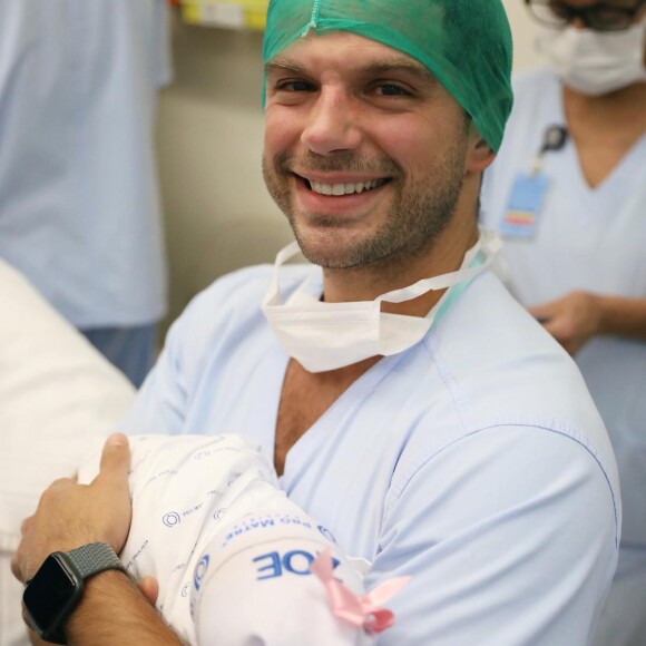 Duda Nagle postou foto com a filha, Zoe, no colo após o nascimento da menina