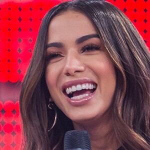 Anitta se divertiu durante o programa de TV colombiano 'Desayuno'