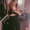 De pantalona preta e lingerie, Marília Mendonça exibiu look no Instagram neste sábado, 1 de dezembro de 2018