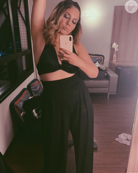 De pantalona preta e lingerie, Marília Mendonça exibiu look no Instagram neste sábado, 1 de dezembro de 2018