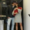 Isis Valverde e André Resende se beijam na saída da maternidade