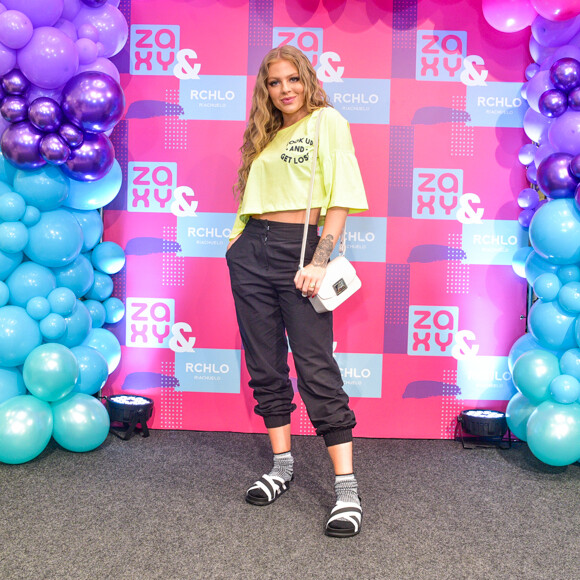 Luisa Sonza se apresentou de meia e chinelo em pocket show em parceria com a marca Zaxy e a rede de lojas de departamento Riachuelo