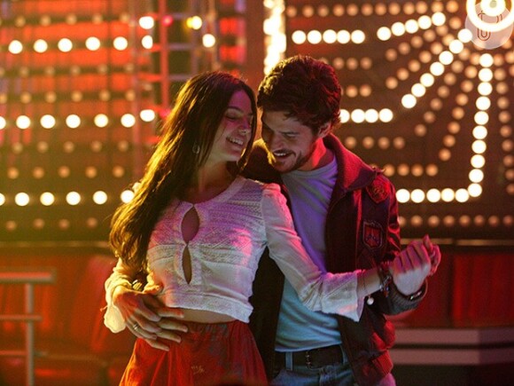 Sandra (Isis Valverde) e Rafael (Marco Pigossi) formam par na última hora para participar do concurso de dança da discoteca, em 'Boogie Oogie', em 19 de setembro de 2014