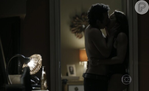 'O Rebu': Dira Paes protagonizou, em um flashback no capítulo de 30 de setembro de 2014, cenas quentes com Marcos Palmeira