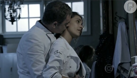 Pierre (Jean Pierre Noher) e Ludmilla (Elea Mercurio) transam após o chef reclamar que a funcionária estava atrasada