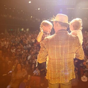 Michel Teló, sempre que pode, adora receber os filhos, Melinda e Teodoro, em shows e bastidores