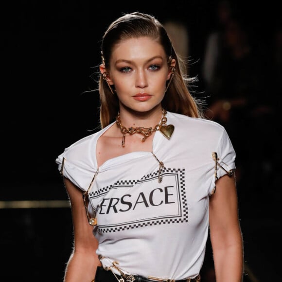 Tendências das coleções pre-fall das passarelas internacionais. A saia mullet da Versace também remete a outros tempos