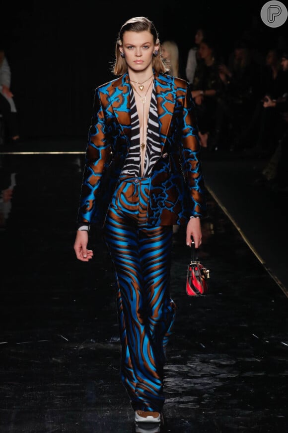 Animal print e conjunto no mesmo look Versace, o terno continua em alta no ano que vem