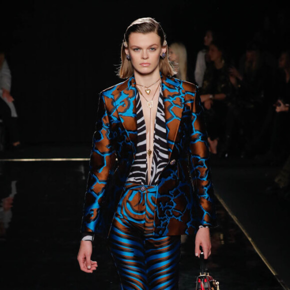 Animal print e conjunto no mesmo look Versace, o terno continua em alta no ano que vem