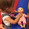 Melinda, filha de Thais Fersoza e Michel Teló, 'virou' médica ao brincar com uma boneca